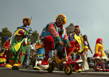 clowns in parade 251006_wk43_clowns_L
